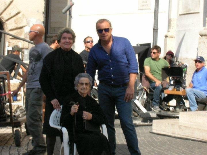 I Cesaroni. Claudio Amendola con le Sig.re Lina e Antonietta
