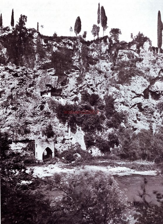 La rupe di San Cosimato prima della costruzione della diga nei pressi di Vicovaro nel 1906 - Foto Arduino Colasanti