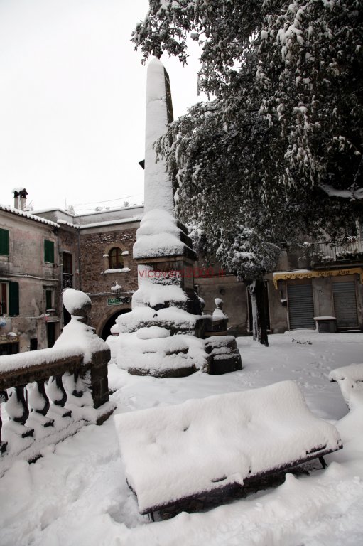 Vicovaro - Obelisco Bolognetti - Neve 2012