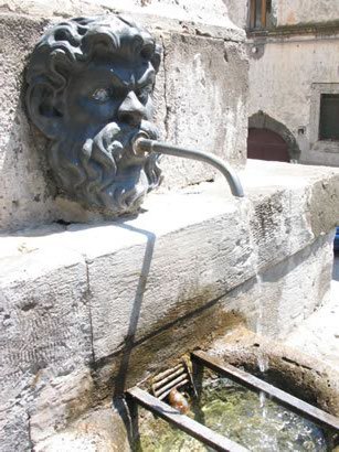 Vicovaro - Mascherone della fontana dell'Obelisco dei Cenci Bolognetti