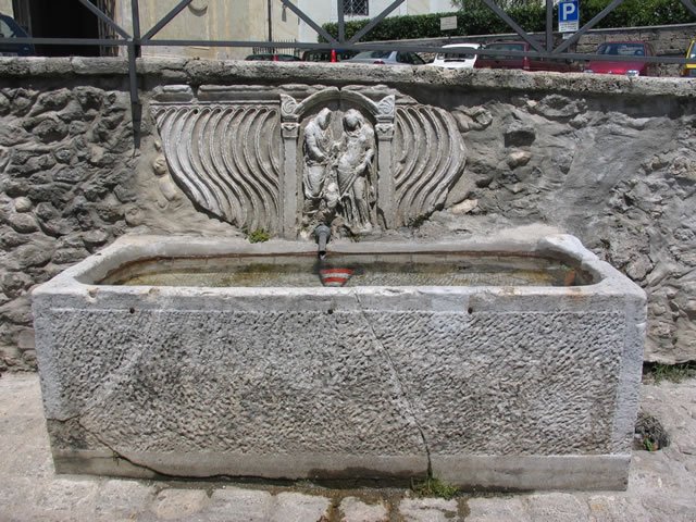 Vicovaro - Fontana pubblica su sarcofago 
