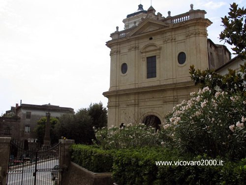 Ingresso posteriore della chiesa di San Pietro visto dai giardini di palazzo Cenci Bolognetti